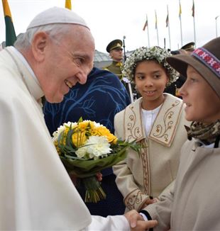 Simonas, con una compagna, saluta il Papa al suo arrivo in Lituania