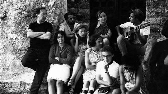 Don Giussani con un gruppo di giovani a Varigotti nel 1969. Quello accanto a lui è padre Emmanuel Braghini (©Fraternità di CL)