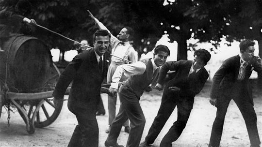 Pier Giorgio mentre trascina con gli amici un barile di vino, 1925