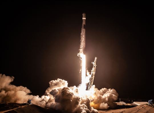 Il lancio del razzo Falcon 9 nella missione Sacom-1A