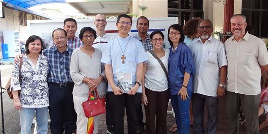 La comunità di CL di Kuala Lumpur con monsignor Julian Leow