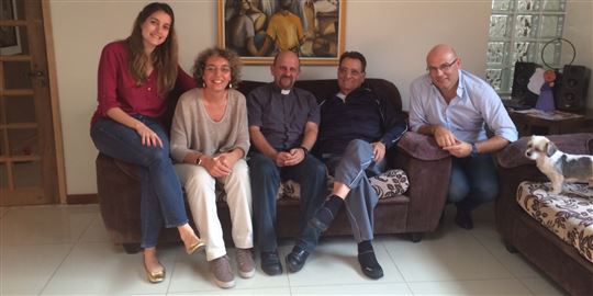 Mario Ottoboni (secondo da destra) con don Julián De La Morena e alcuni amici di CL