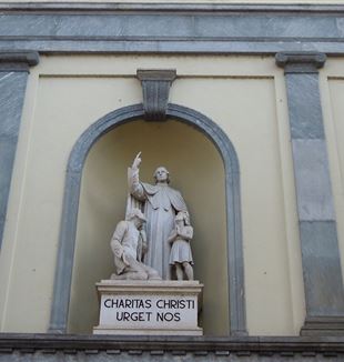 «Charitas Christi urget nos!», “l’amore di Cristo ci spinge”. La scritta all'entrata del Cottolengo di Torino