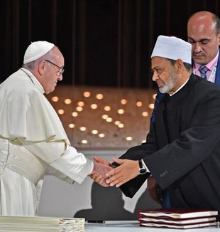 Papa Francesco con il Grande imam di Al-Azhar, Ahamad al-Tayyib, dopo la firma