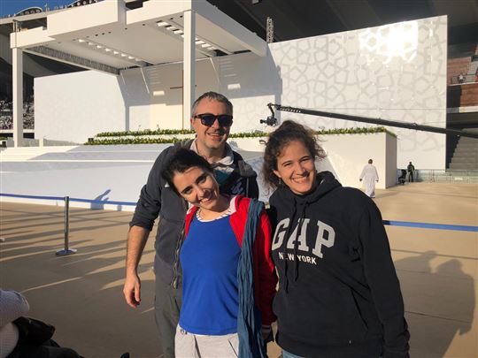 Roberto, Fiorenza e Silvia davanti al palco della messa al Zayed Sports City