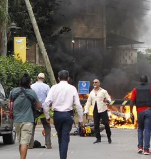 Fiamme davanti all'hotel Dusit di Nairobi dopo l'attacco.