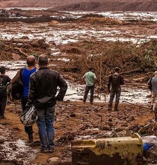 Soccorritori dopo il crollo della diga di Brumadinho, lo scorso 25 gennaio, che ha causato la morte di 165 persone