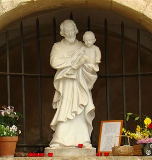 La statua di San Giuseppe a Cotignac