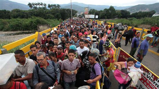 Profughi venezuelani al confine con la Colombia