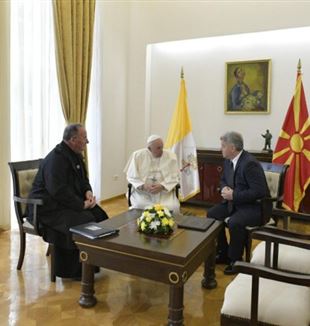 Il Pontefice con il Presidente della Repubblica macedone Gjorghe Ivanov e padre Zoran Stojanov