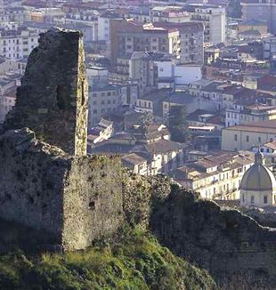 Il castello normanno-svevo che domina Lamezia Terme.