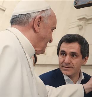Arnoldo Mosca Mondadori mostra al Papa la croce fatta con il legno dei barconi