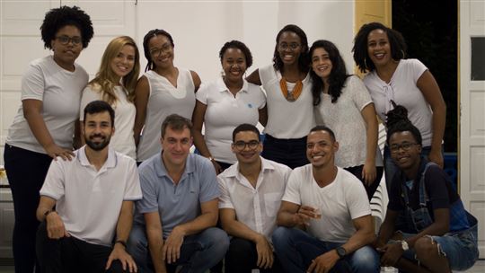 Marco Montrasi (in basso, secondo da sinistra), responsabile di CL in Brasile,  con alcuni della comunità di Salvador