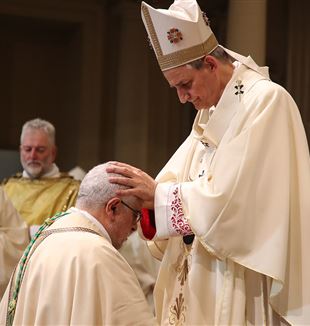Monsignor Matteo Zuppi impone le mani a Giovanni Mosciatti