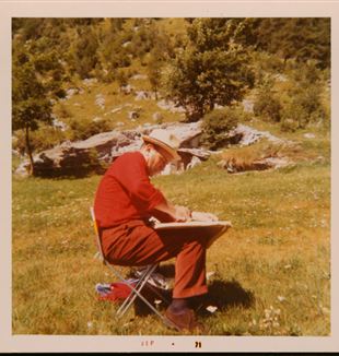 Giovanni Testori fotografato mentre dipinge in montagna, 3 settembre 1971