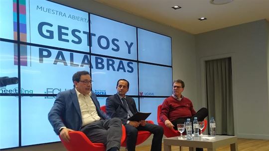 L'incontro con, da sinistra, il giornalista Sergio Rubín, Fernando Giles e Marcelo Figueroa, pastore e teologo protestante