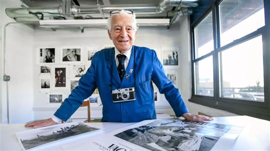 Tony Vaccaro guarda le sue immagini dello sbarco in Normandia