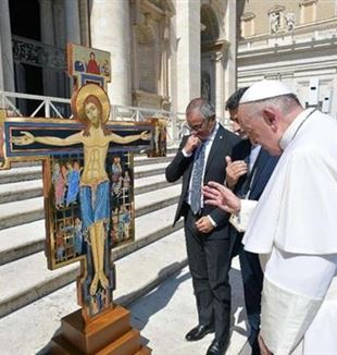 Il Papa benedice la Croce della Misericordia dei detenuti di Paliano (Frosinone)
