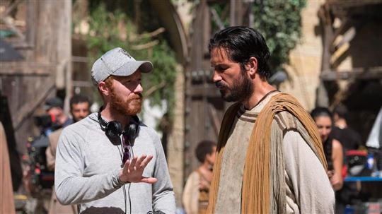 Il regista Andrew Hyatt con Jim Caviezel sul set di “Paolo, apostolo di Cristo”