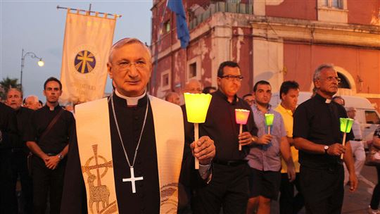 Monsignor Filippo Santoro durante una veglia per gli operai dell'Ilva di Taranto