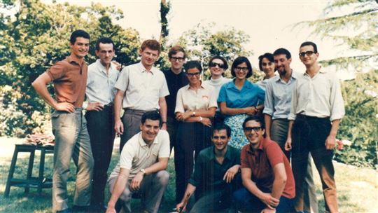 Agosto 1968. Alcuni studenti di Cattolica, Statale e Politecnico di Milano amici di don Giussani. L'incontro ha a tema la presenza in Università