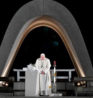 Papa Francesco in preghiera a Hiroshima