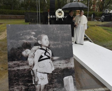 ''Il frutto della guerra'', l'immagine simbolo cara al Papa