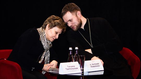 Tatyana Tripolskaya e padre Anton Kovalenko