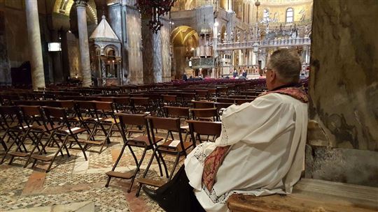 Don Antonio nella ''sua'' Basilica (foto ''Gente Veneta'', settimanale del Patriarcato di Venezia)