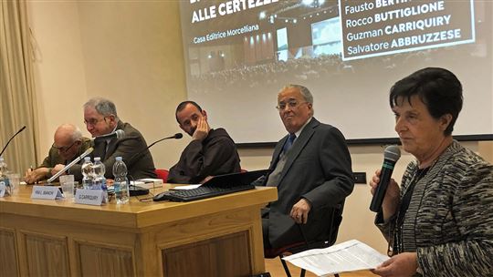 Da sinistra, Fausto Bertinotti, Rocco Buttiglione, fra Luca Bianchi, Guzman Carriquiry ed Emilia Guarnieri.