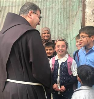 Padre Firas Lutfi con i bambini di Aleppo