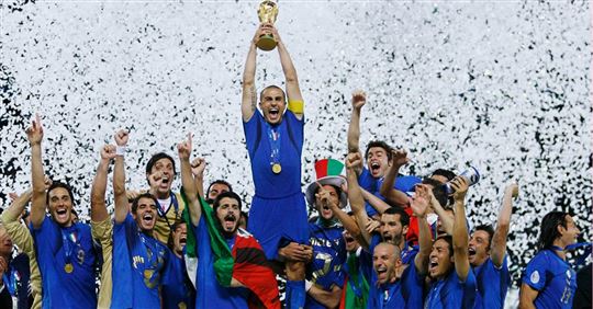 La Coppa del Mondo nelle mani di Fabio Cannavaro nel 2006. 