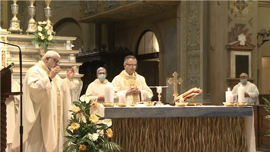 Monsignor Giovanni Mosciatti e monsignor Erio Castellucci alla messa per l'anniversario di Enzo Piccinini