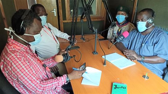 Lezioni via radio al campo profughi di Dadaab
