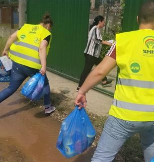 Volontari di Shis all'opera in Albania