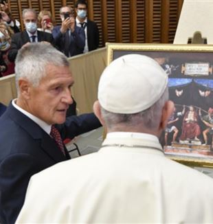 Sergio Daniotti mostra al Papa l'Incoronazione di spine di Bernardino Luini