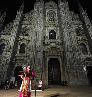 Monsignor Mario Delpini sul sagrato del Duomo di Milano