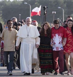 Papa Francesco con dei giovani in Polonia nel 2016