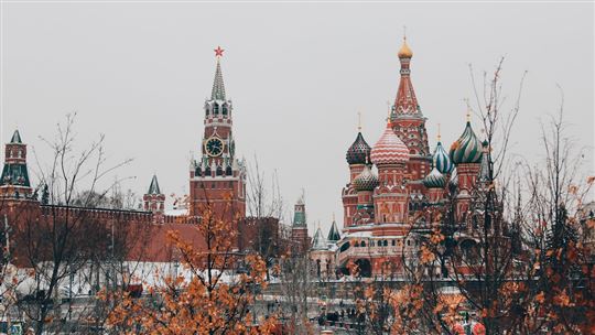 La cattedrale ortodossa di San Basilio a Mosca (foto Unsplash/Michael Parulava)