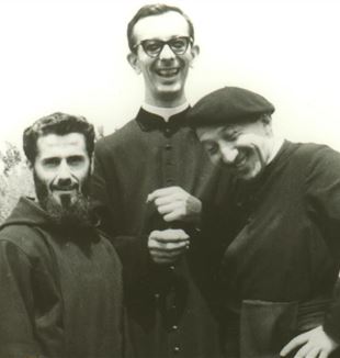 Don Francesco (al centro) con padre Emmanuel Braghini e don Giussani nel 1963 (©Fraternità CL)