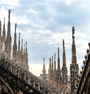 Tra le guglie del Duomo di Milano (Foto Unsplash/Christoph Schulz)