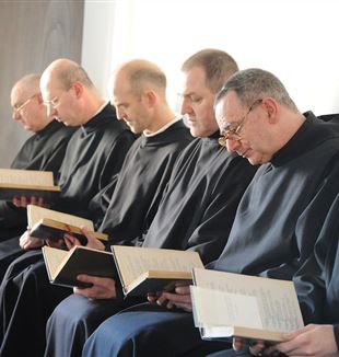I monaci benedettini della Cascinazza in preghiera (© Monastero Cascinazza)