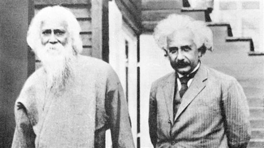 Tagore con Albert Einstein (Foto akg-images/GanndhiServe e.K./Mondadori Portfolio)