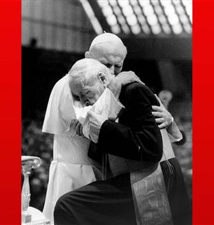 L'abbraccio tra Giovanni Paolo II e il cardinale Stefan Wyszyński (Foto: ServizioFotograficoOR/CPP)