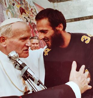 Lele Tiscar con Giovanni Paolo II nel 1980