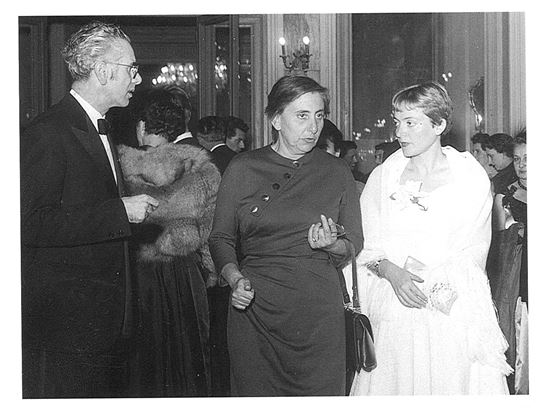 Elena Bono (a destra) al Premio Borgnese. Palermo, 1953