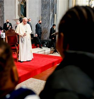 Il Papa saluta i migranti a Cipro (Foto: Catholic Press Photo)