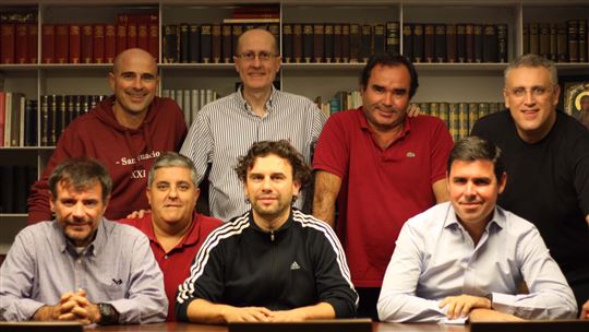 Pepe (in piedi con la camicia a righe) con gli altri Memores Domini con cui vive a Madrid