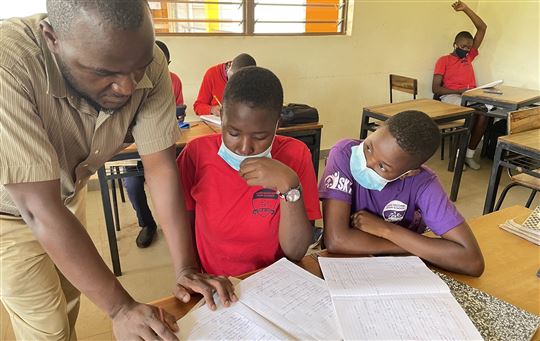 Una lezione alla Luigi Giussani High School di Kampala, Uganda (Foto Avsi)