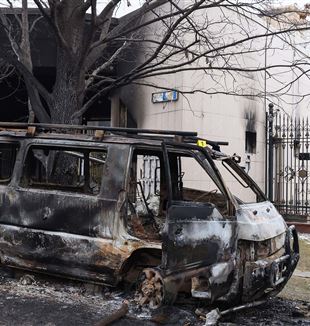 Un'auto bruciata davanti alla residenza del Presidente kazako (Foto: Valery Sharifulin//Sipa USA/Mondadori Portfolio)